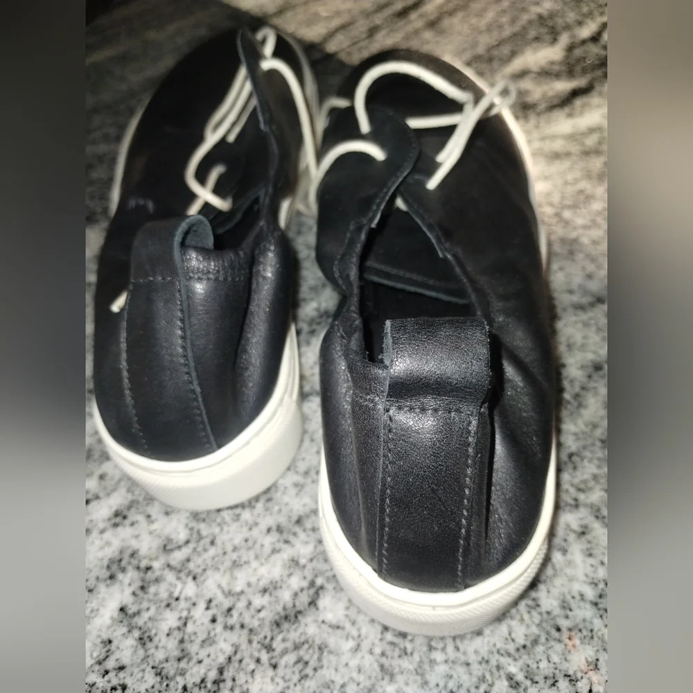 The Flexx NWT leather lace up sneaker size 8, black white laces